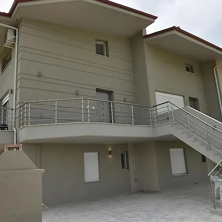 Crystallia Seaside Maisonette By Rentalspro-